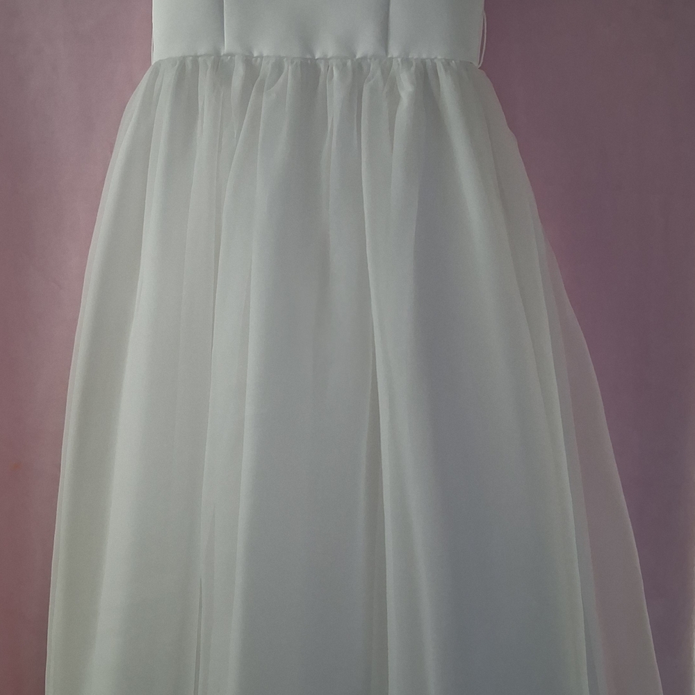 Elegant White Sleeveless Dress